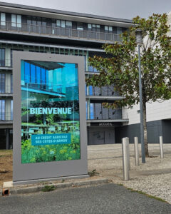 Credit agricole cotes d'armor loops ecrans totem accueil